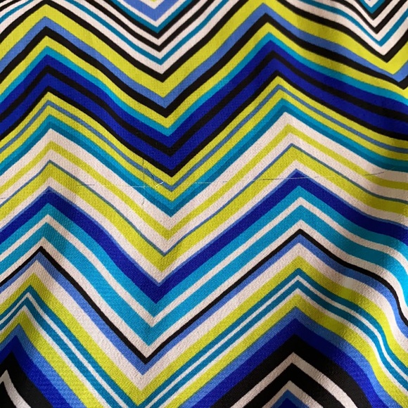 Geometric Chevron Print Handkerchief Key hole Accent neckline - Picture 7 of 8